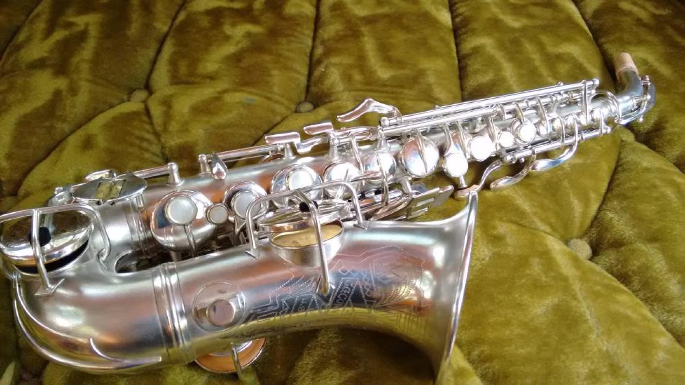 Conn curved soprano with the 'art deco' engraving.