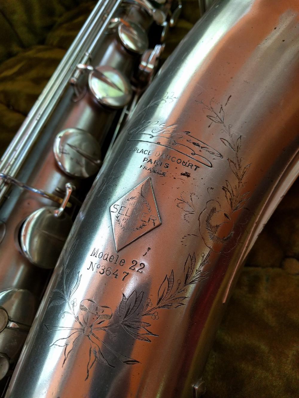 Cool diamond logo plate on this Selmer Model 22.