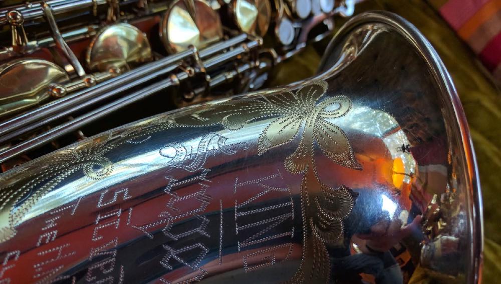 Close up of the gold inlay on a King Super 20 Silver Sonic bell.