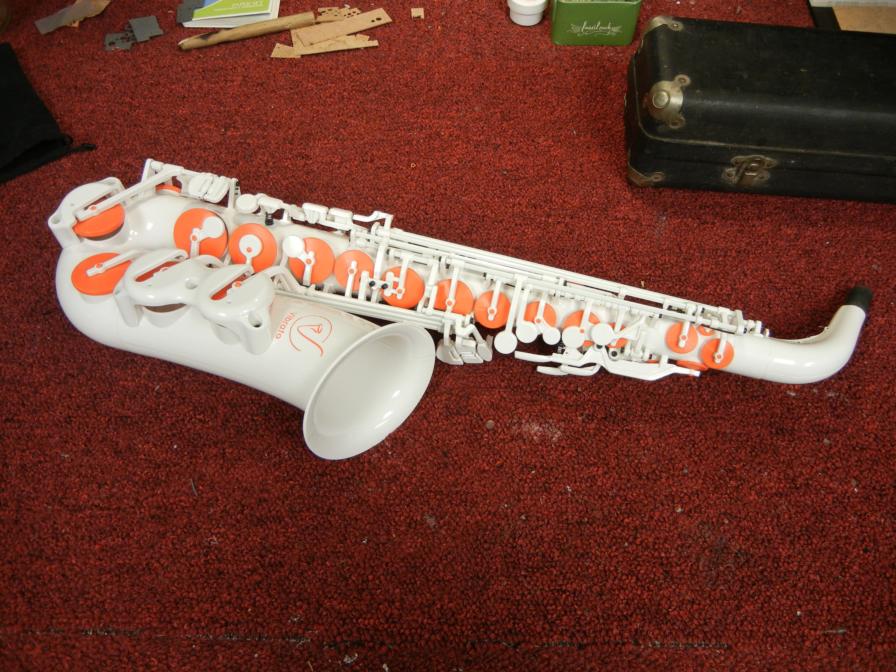 Vibrato plastic saxophone