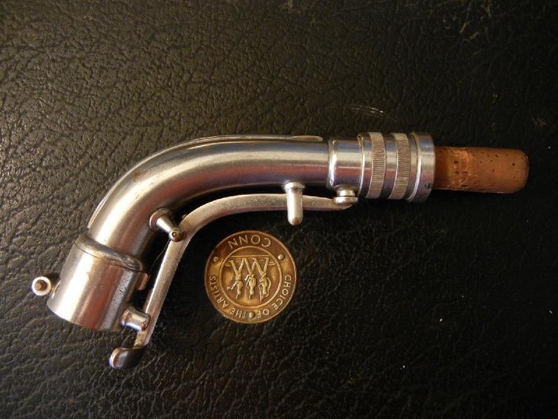 Underslung 6M “transitional” neck. Note the two bands of fine knurling on the tuning barrel- normal/proper 6Ms have one band of much coarser knurling.