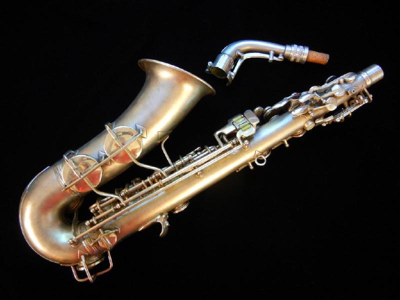 A rare variant with left hand bell keys but the New Wonder II style pinky table. The G# is smooth instead of crosshatched like on New Wonder II horns. These were made between serials 247k-249k before they switched over to the 6M style pinky table. Also note the lack of a pantsguard connecting to the bell keys, which appeared later. This is the first of the horns that with my nomenclature would be called a 6M transitional rather than a New Wonder II style transitional.
