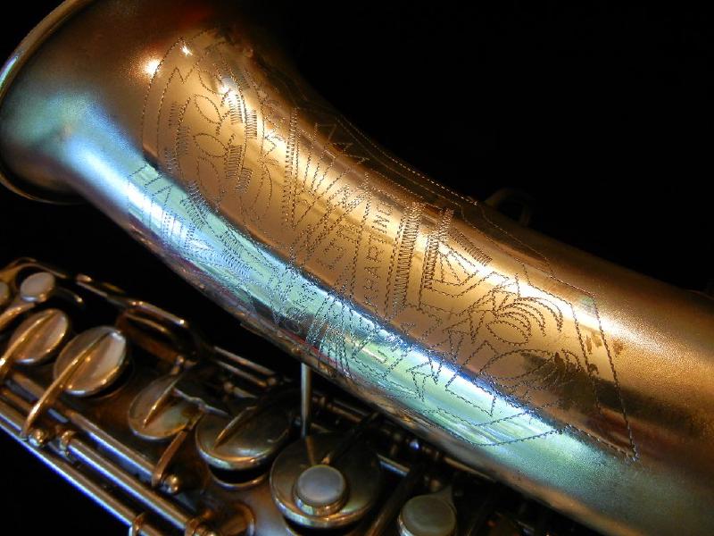 Art deco style engraving detail. This engraving style can be found on either split bell key horns or left hand bell key horns as shown in this picture. The left hand bell key versions seem to be more rare.
