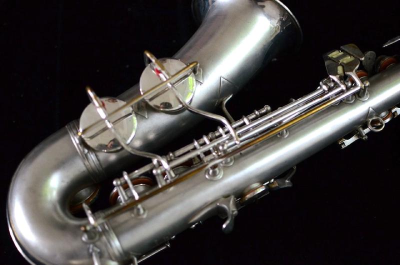 Conn 206,xxxX (?) alto saxophone bell key detail. Note the lack of pantsguard attached to the bell key guard cages. It would be good if someone could tell me whether a 266,xxx would have had that feature originally. If not, then this could be a mis-stamp of a 266,xxx horn.
